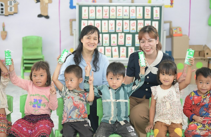 Hành[-]trình[-]17[-]năm[-]gieo[-]niềm[-]vui[-]đến[-]trẻ[-]em[-]của[-]Quỹ[-]Sữa[-]Vươn[-]Cao[-]Việt[-]Nam